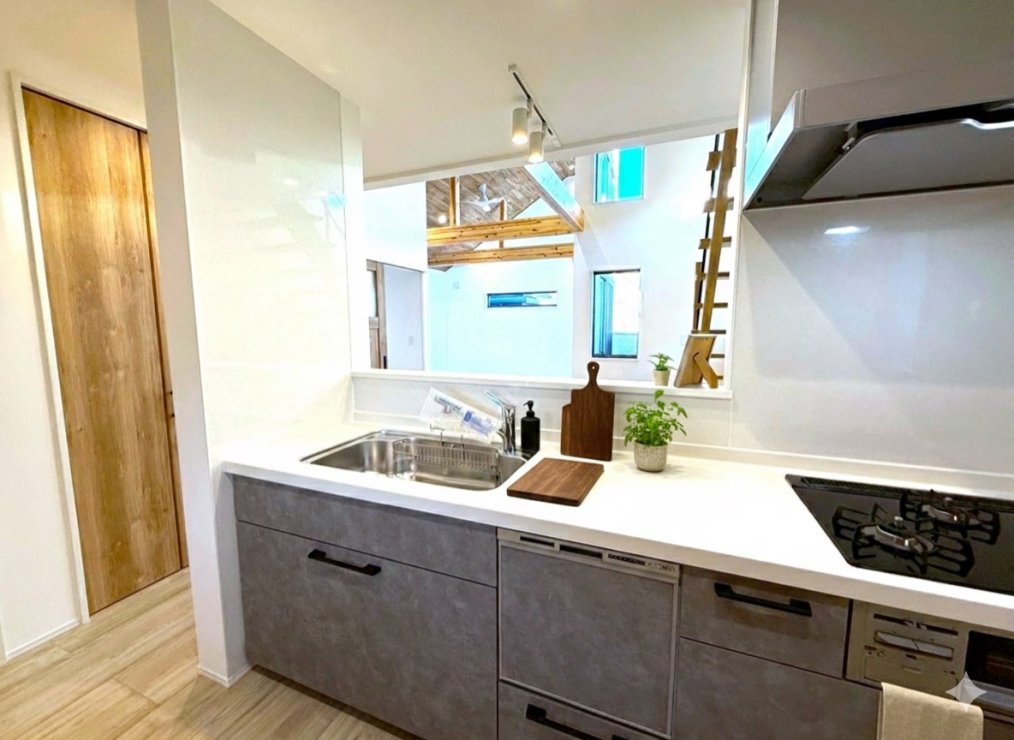 現況の物件写真に、CG による画像処理を行っています。家具、家電、照明器具、小物、カーテン、その他のイメージはCG です。本物件には付帯しません。